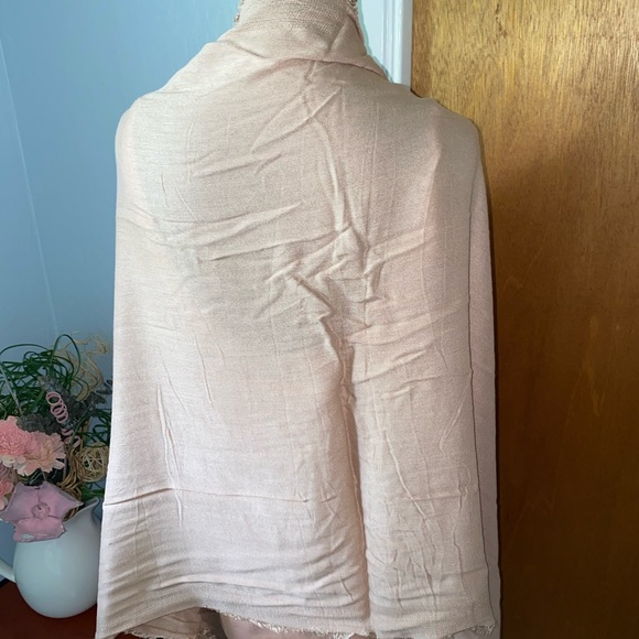 4X$20. Scarf - Picture 3 of 4